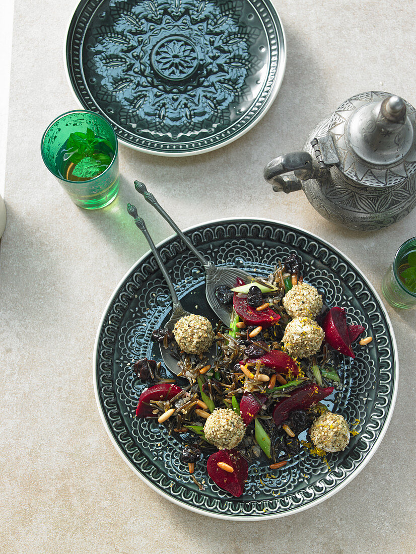 Arabischer Wildreissalat mit getrockneten Sauerkirschen, Sesam- Ziegenfrischkäse-Bällchen, Lauchzwiebeln und Minze