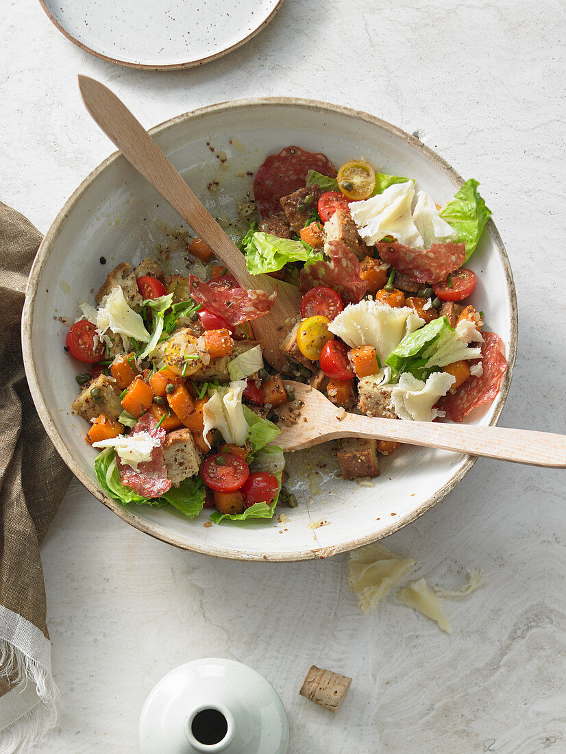 Holzofenbrot-Salat mit gebratenem Muskatkürbis, Kirschtomaten und krosser Fenchelsalami