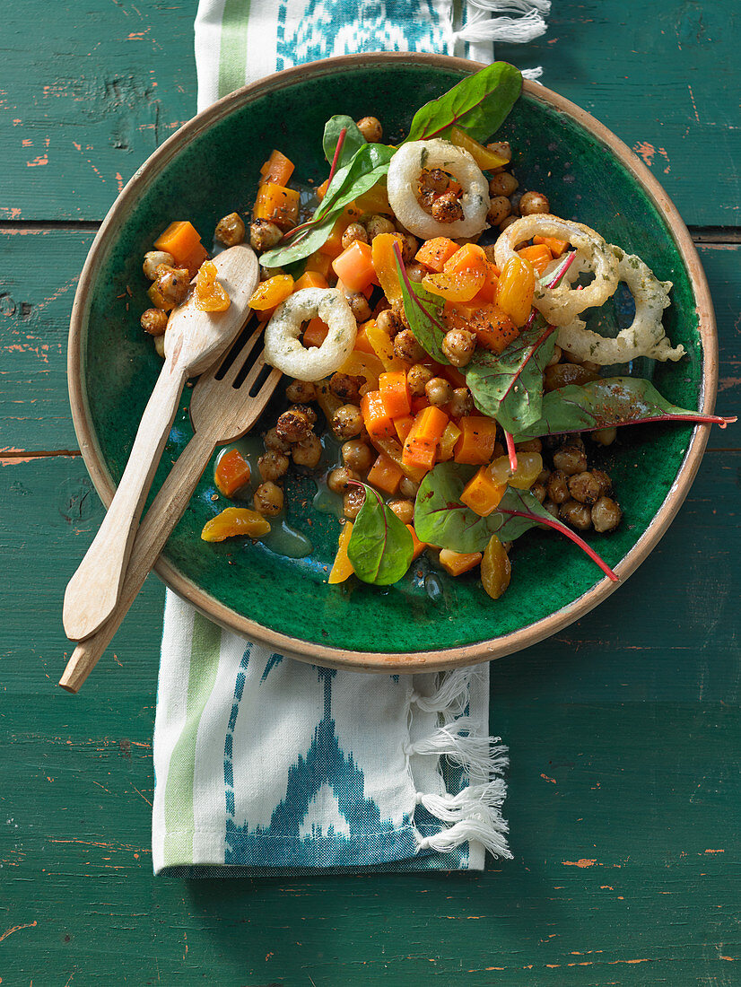 Kichererbsensalat mit getrockneter Mango auf Mangoldsalat mit Möhren und gebackenen Zwiebeln