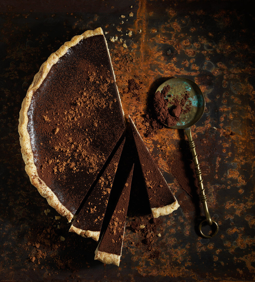 Schokoladentarte mit Kakaopulver, angeschnitten