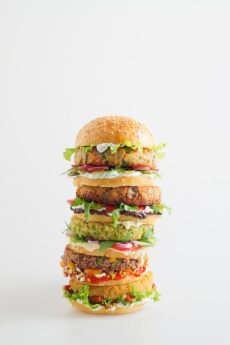 Veggie-Burger Turm mit verschiedenen Bratlingen