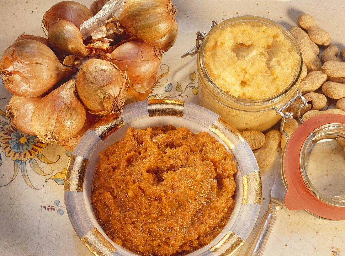 Zwiebelpaste in Schälchen & Erdnussbutter im Einmachglas