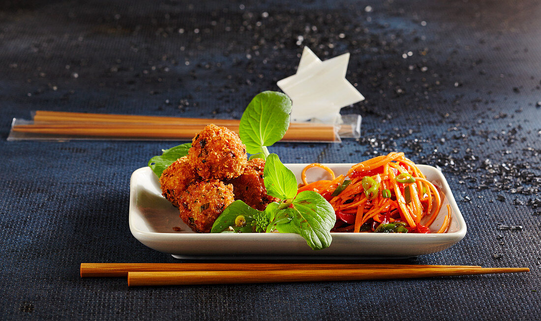 Weihnachtlicher Pak Choi-Salat mit Garnelenbällchen und Karotten (Asien)