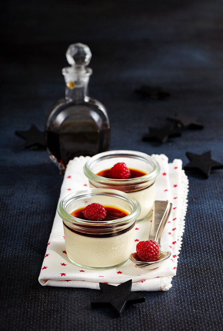 Panna Cotta mit Kaffeelikör und Himbeere (weihnachtlich)