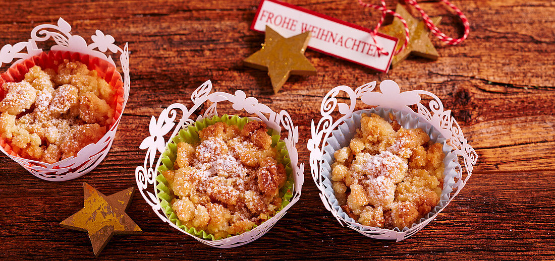 Kleine weihnachtliche Apfel-Crumble-Muffins im Papierförmchen