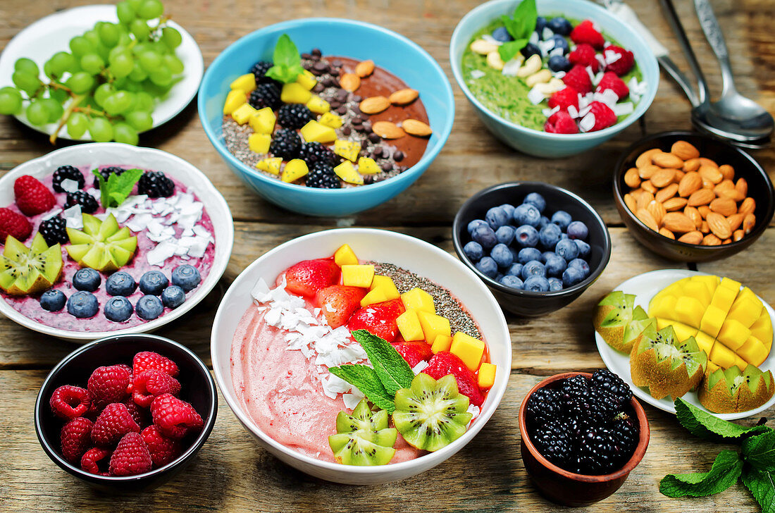 Gesunde Smoothie Bowls mit Beeren, Früchten und Nüssen