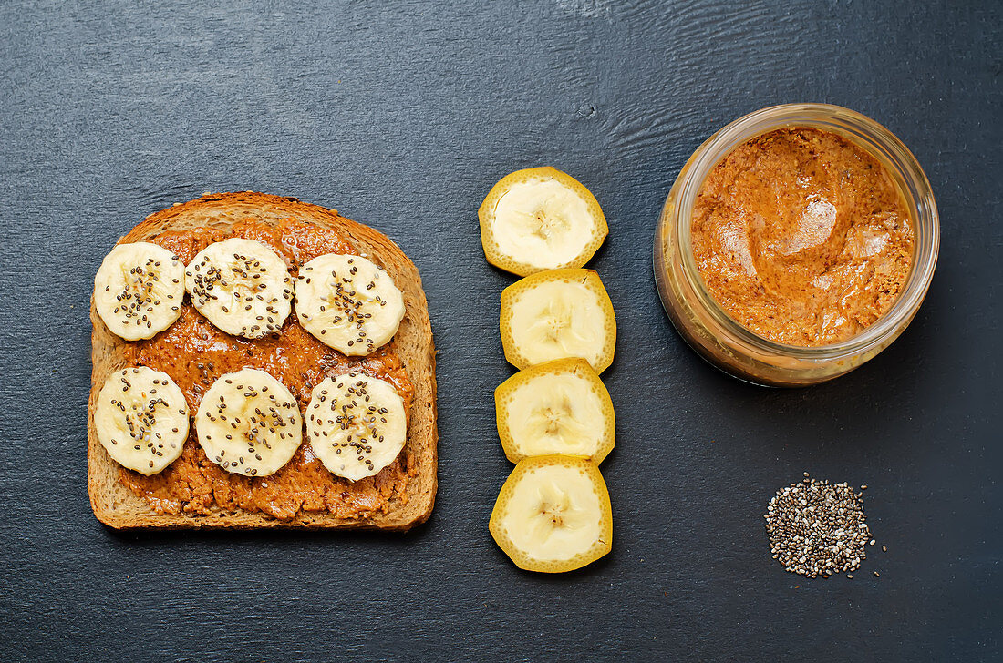 Gesundes Roggenbrot-Sandwich mit Mandelbutter, Bananen und Chiasamen