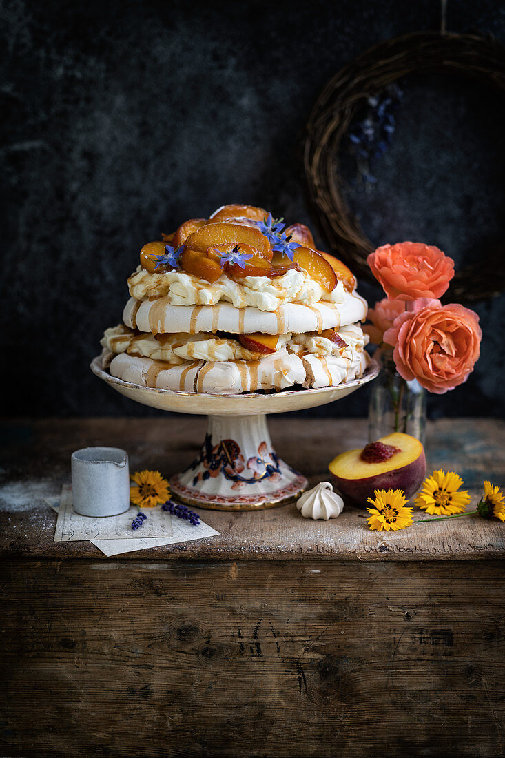 Pavlova mit Pfirsichen