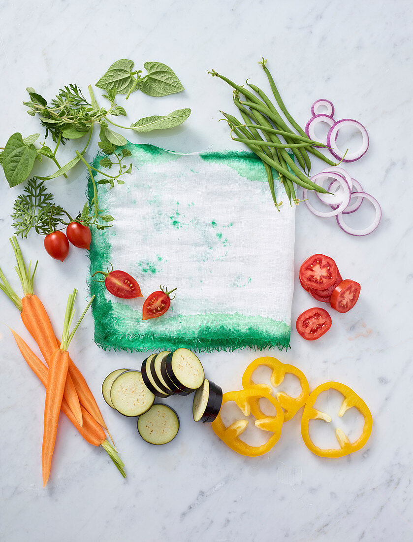 Geschnittenes Gemüse auf Marmortisch mit Küchentuch