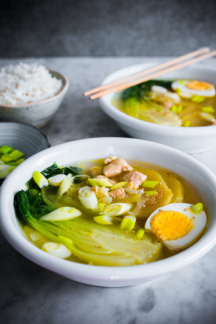 Pak Choi-Suppe mit Hähnchen und Ei (China)