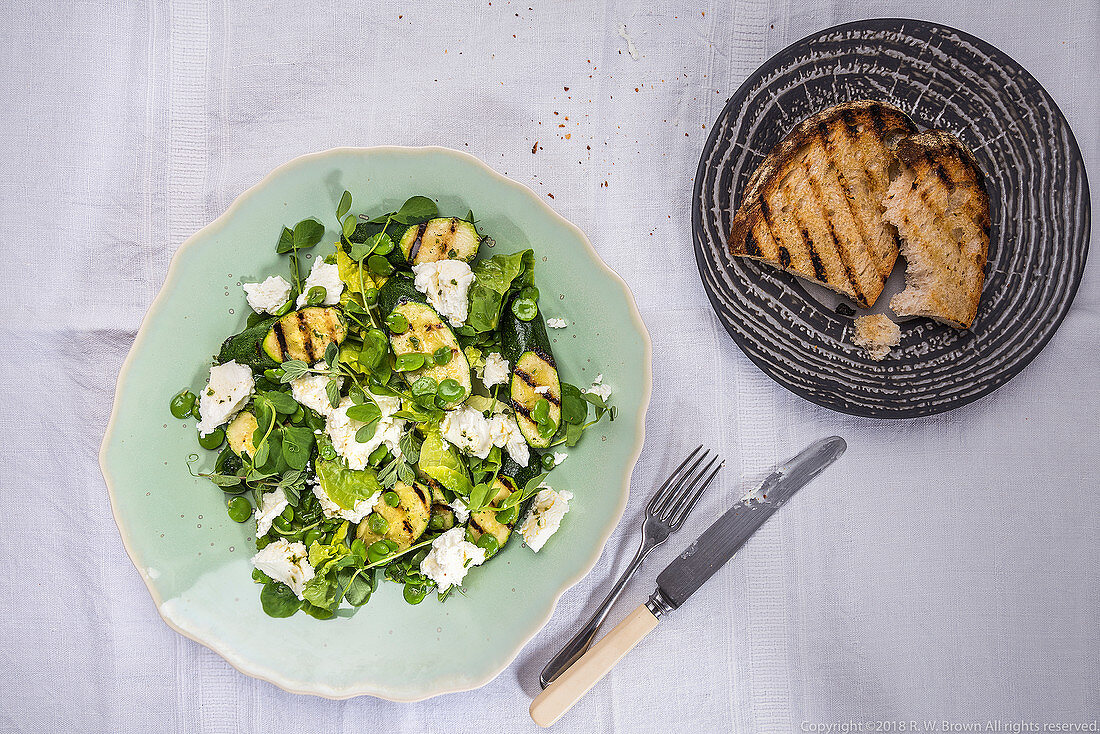 Salat mit gegrillten Zucchini, dicken Bohnen, Oregano, Ziegenkäse und Grillbrot