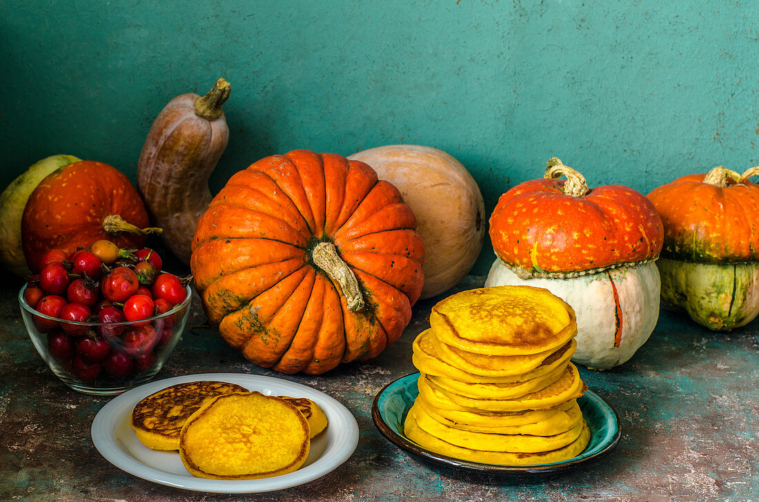 Herbststillleben mit Kürbissen und Kürbispfannkuchen