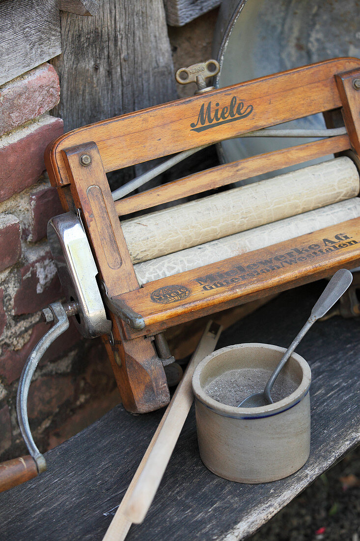 Mangle and wood ass: traditional laundry supplies