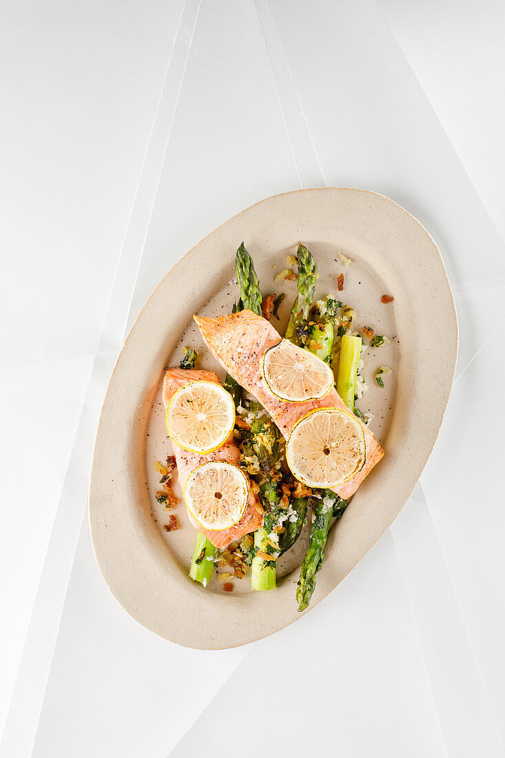 Crispy asparagus with lemon salmon