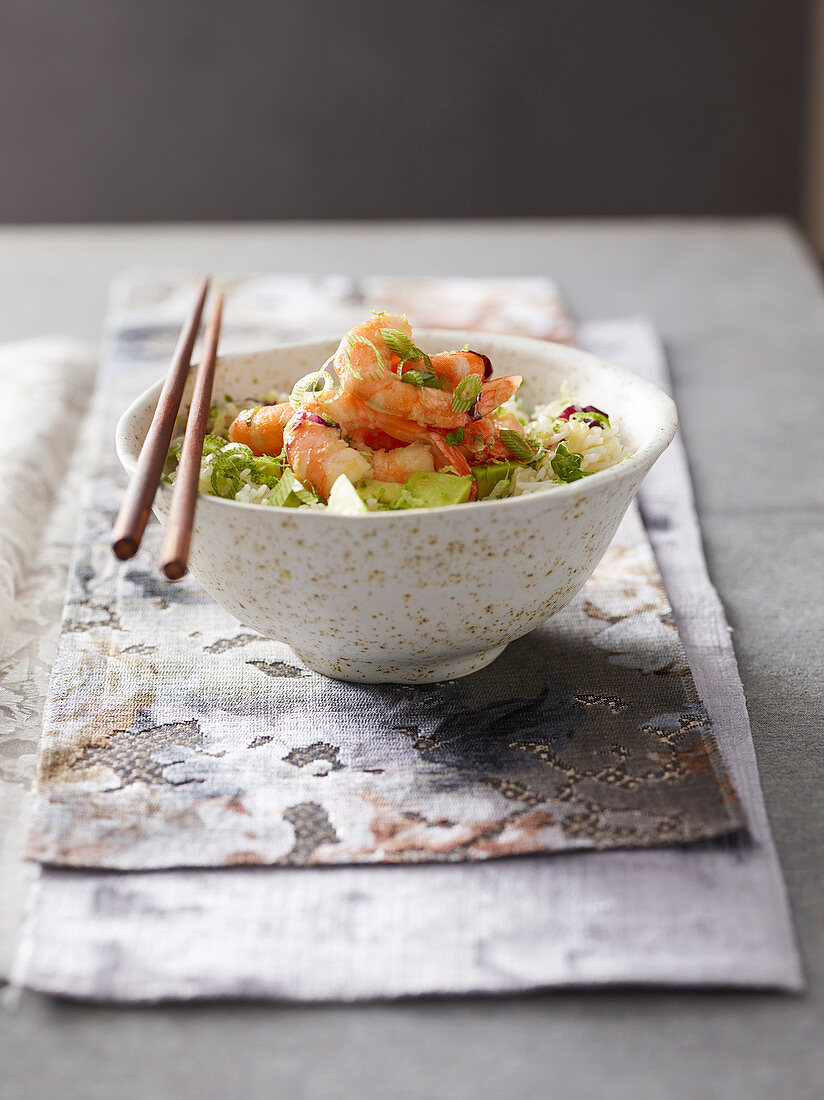 Lauwarmer Reissalat mit Avocado und Garnelen