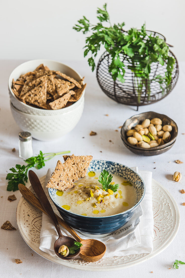 Petersilienwurzel-Birnen-Suppe mit Pistazien