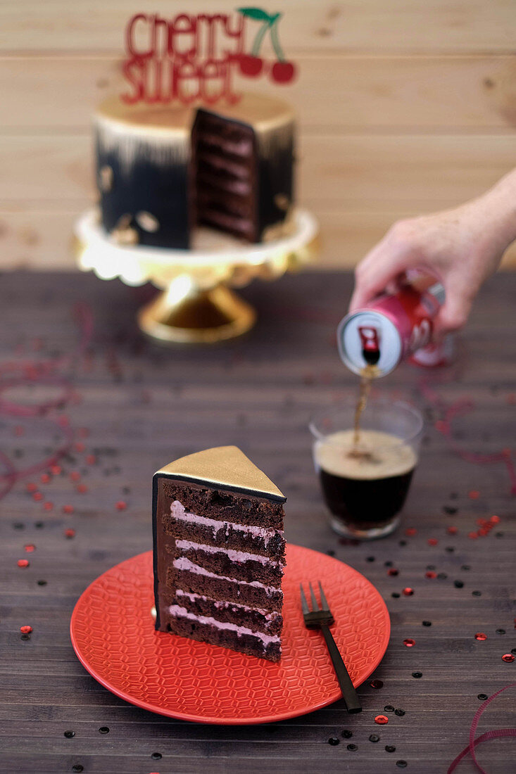 Kirsch-Cola-Torte, angeschnitten