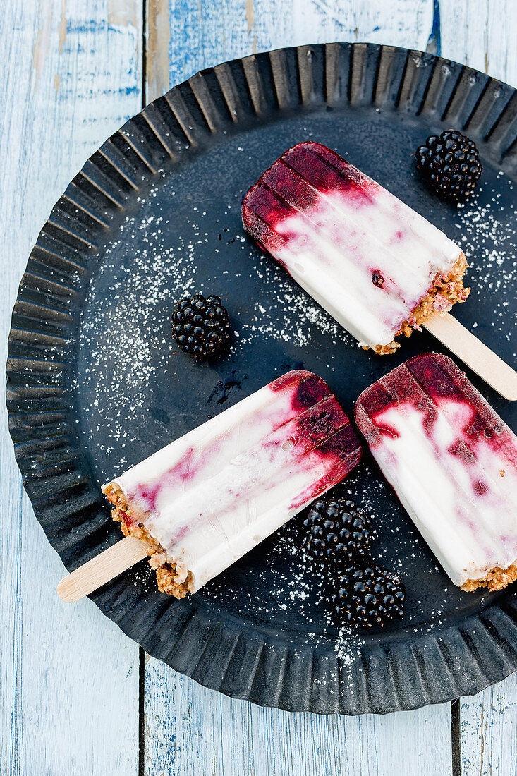 Vegane Popsicles mit Brombeeren und Joghurt