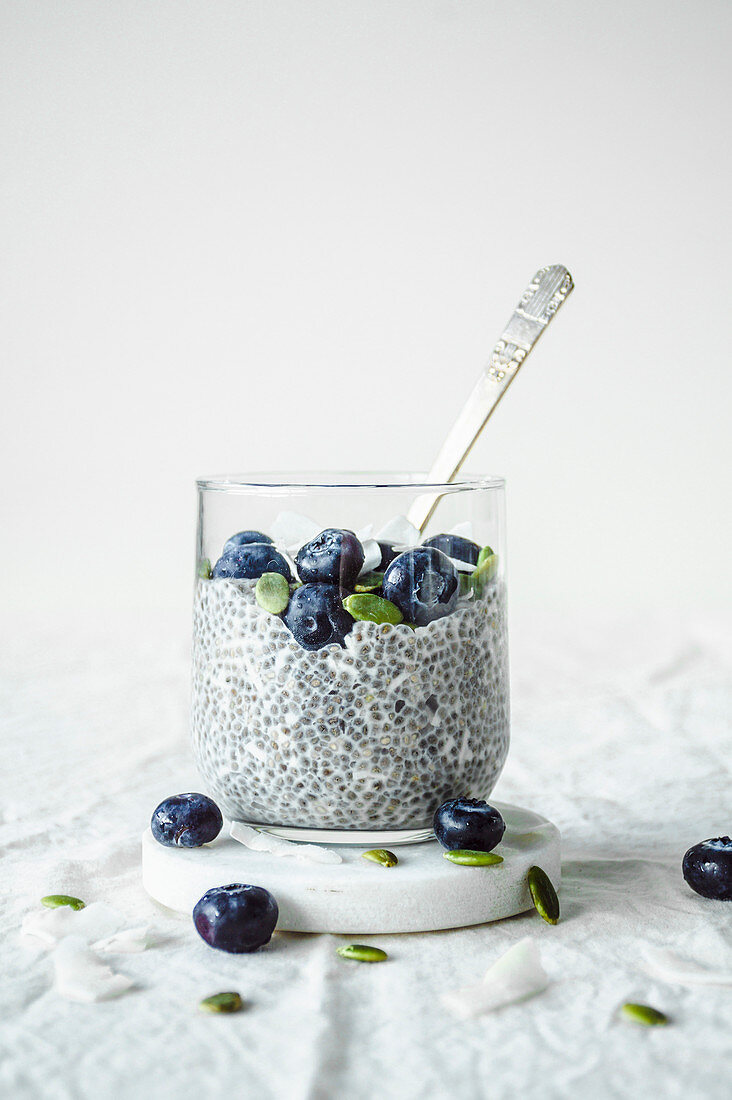 Chiapudding mit Blaubeeren, Kürbiskernen und Kokos