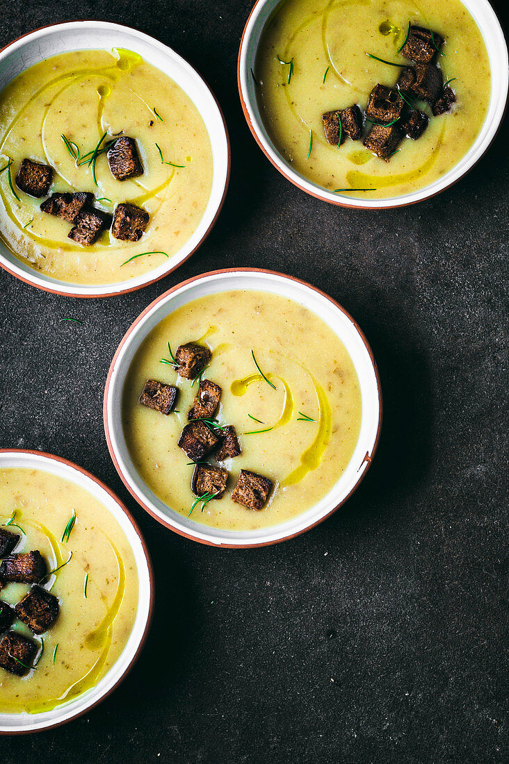 Cremige Kartoffel-Lauchsuppe mit Rosmarin und Roggenbrotcroutons