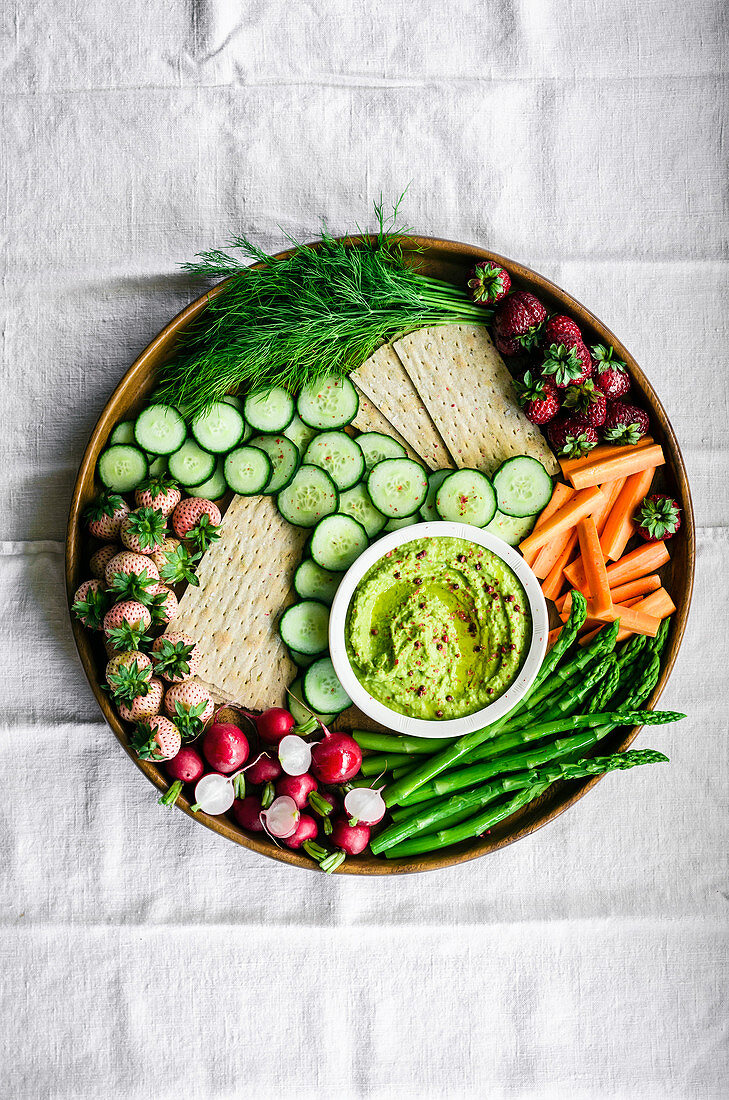 Frühlings-Mezze mit Gemüse, Beeren und Erbsen-Hummus (Aufsicht)