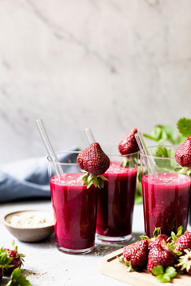 Mehrere Gläser Erdbeersmoothie mit Rote-Bete