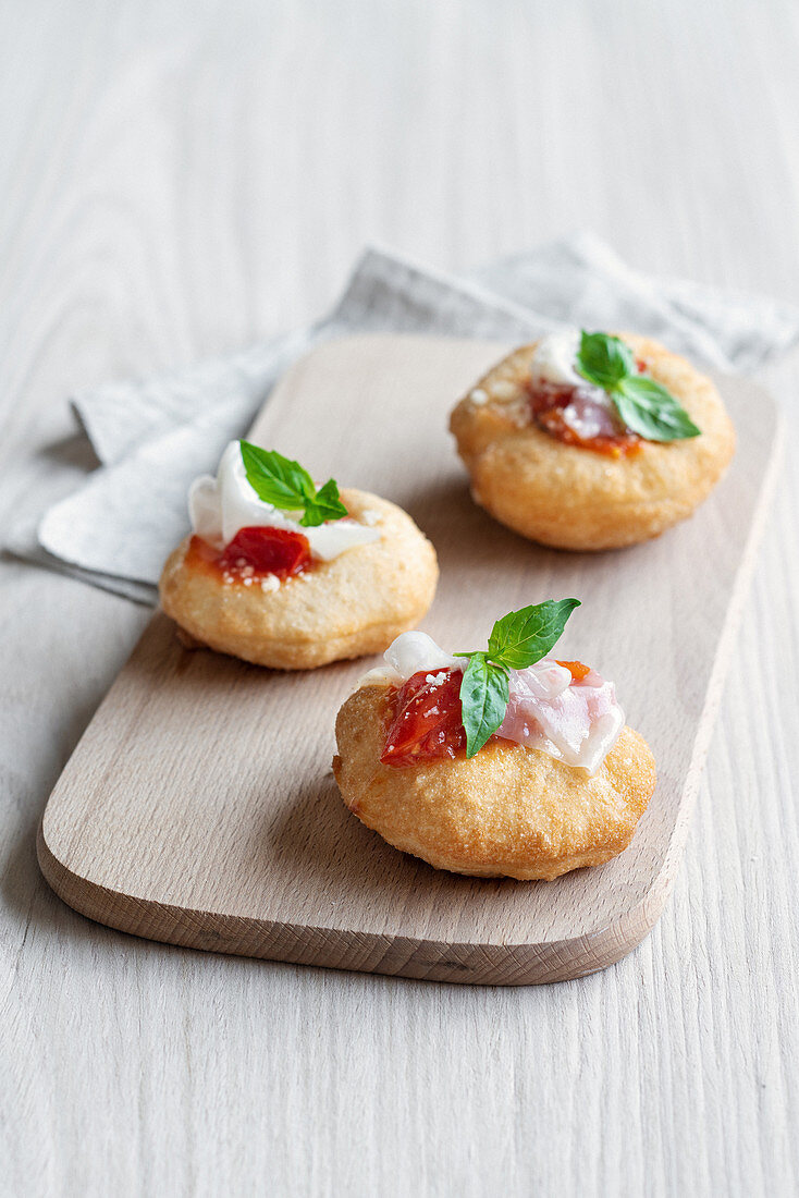 Montanarine con pomodorini, lardo e pecorino (Frittierte Minipizzen, Italien)