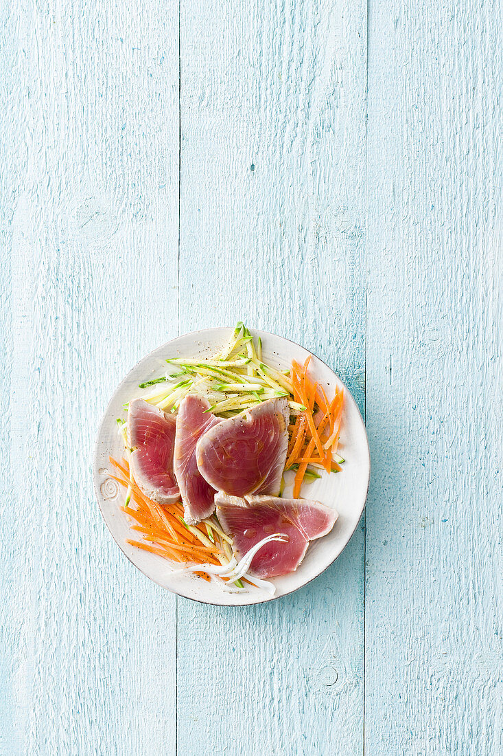 Thunfischfilet mit knackigem Gemüsesalat