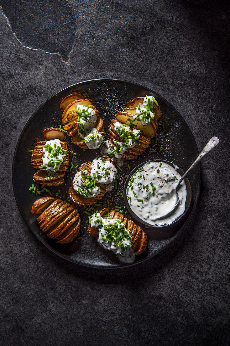 Hasselback-Kartoffeln mit Sauerrahm und Schnittlauch