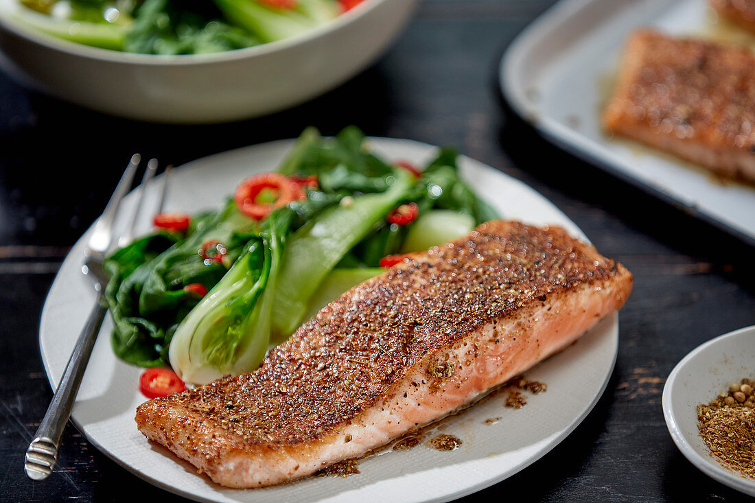 Würziger Lachs mit Pak Choi und Chilis (Asien)