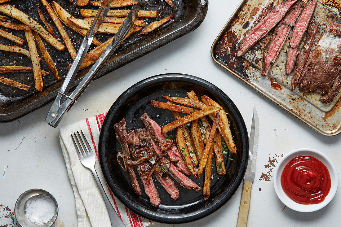 Gebackene Pommes Frites mit Steakstreifen