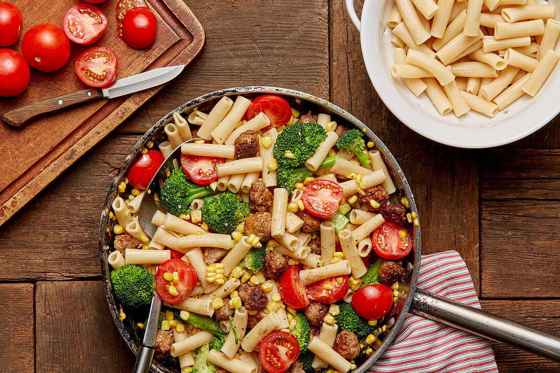 Ziti mit Wurst, Mais, Brokkoli und Tomaten
