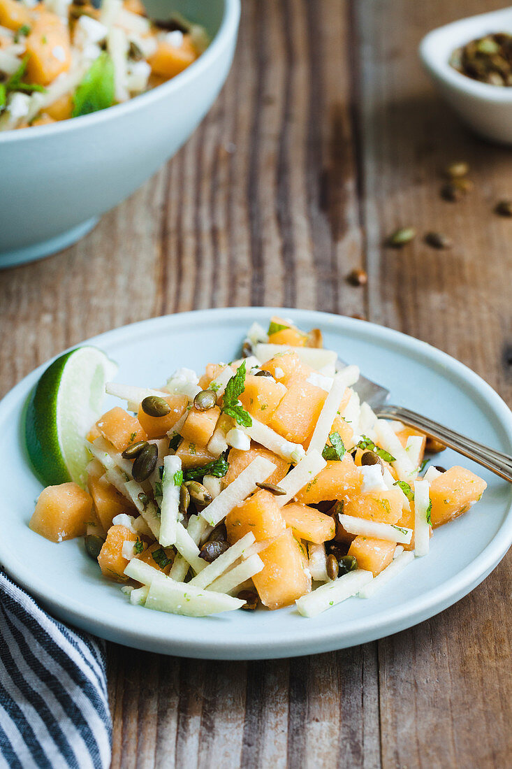 Jicama-Salat mit Cantaloupemelone, Minze und gerösteten Kürbiskernen