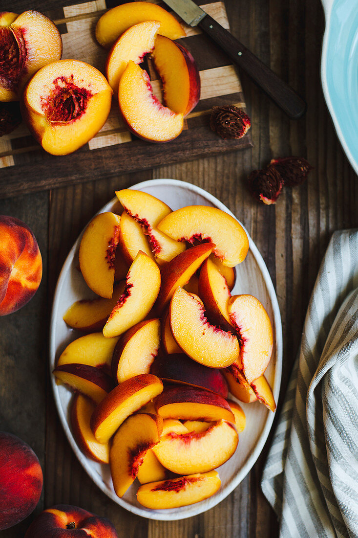 Sliced peaches on plate