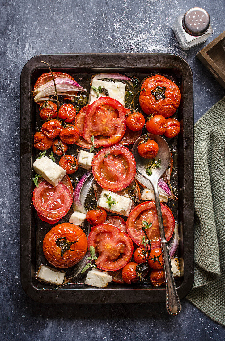 Ofengeröstete Tomaten mit Feta und roten Zwiebeln (Aufsicht)