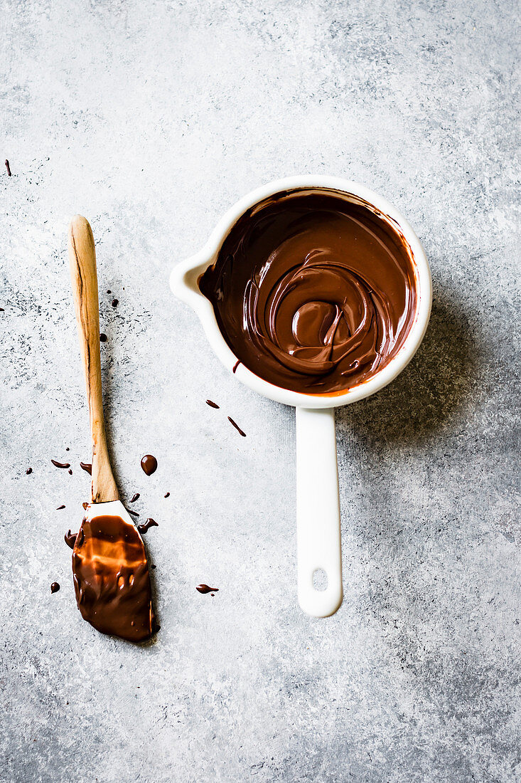 Schokoladen-Ganache in Stietopf (Aufsicht)