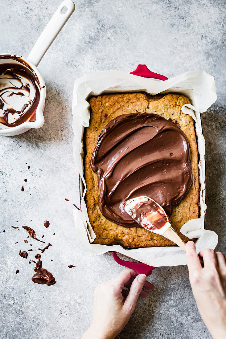 Bananenkuchen mit Schokoladen-Ganache bestreichen