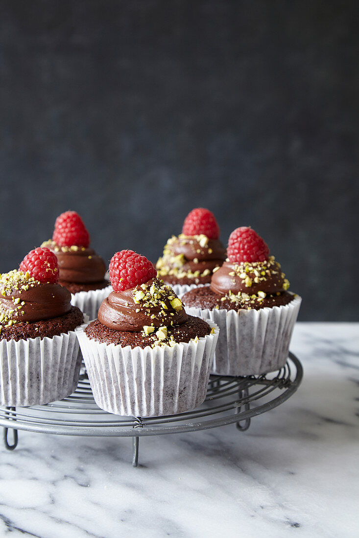 Schokoladen-Cupcakes mit Schokoladenganache und Himbeeren