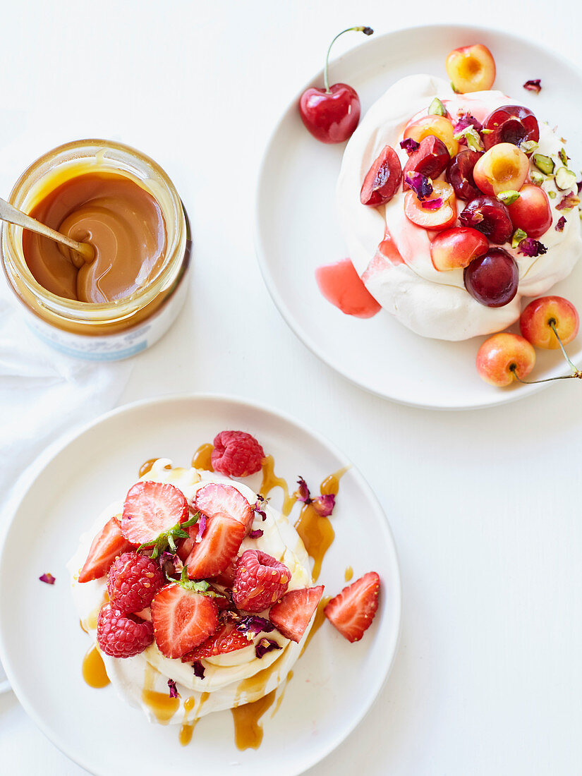 Meringue mit Sahne, frischen Früchten und Karamell (Aufsicht)