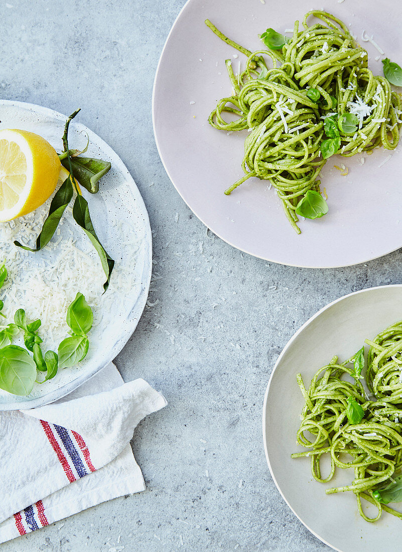 Spaghetti mit Pesto und Basilikum (Aufsicht)