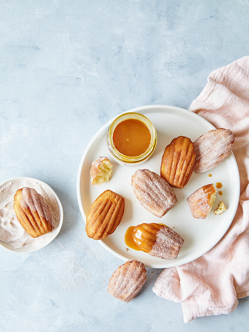 Madeleines mit Zimtzucker und Karamellsauce (Aufsicht)