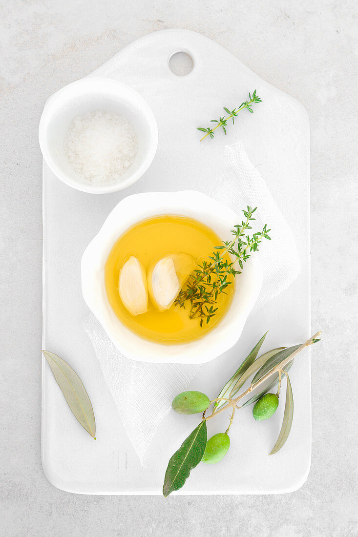 Olivenöl mit Thymian, Knoblauch und Salz