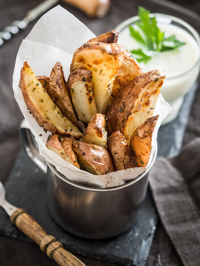 Würzige Kartoffelspalten mit Knoblauchdip