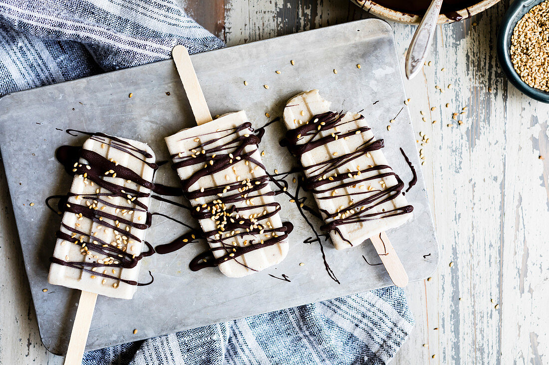 Bananen-Tahini-Stieleis mit Schokolade (Aufsicht)