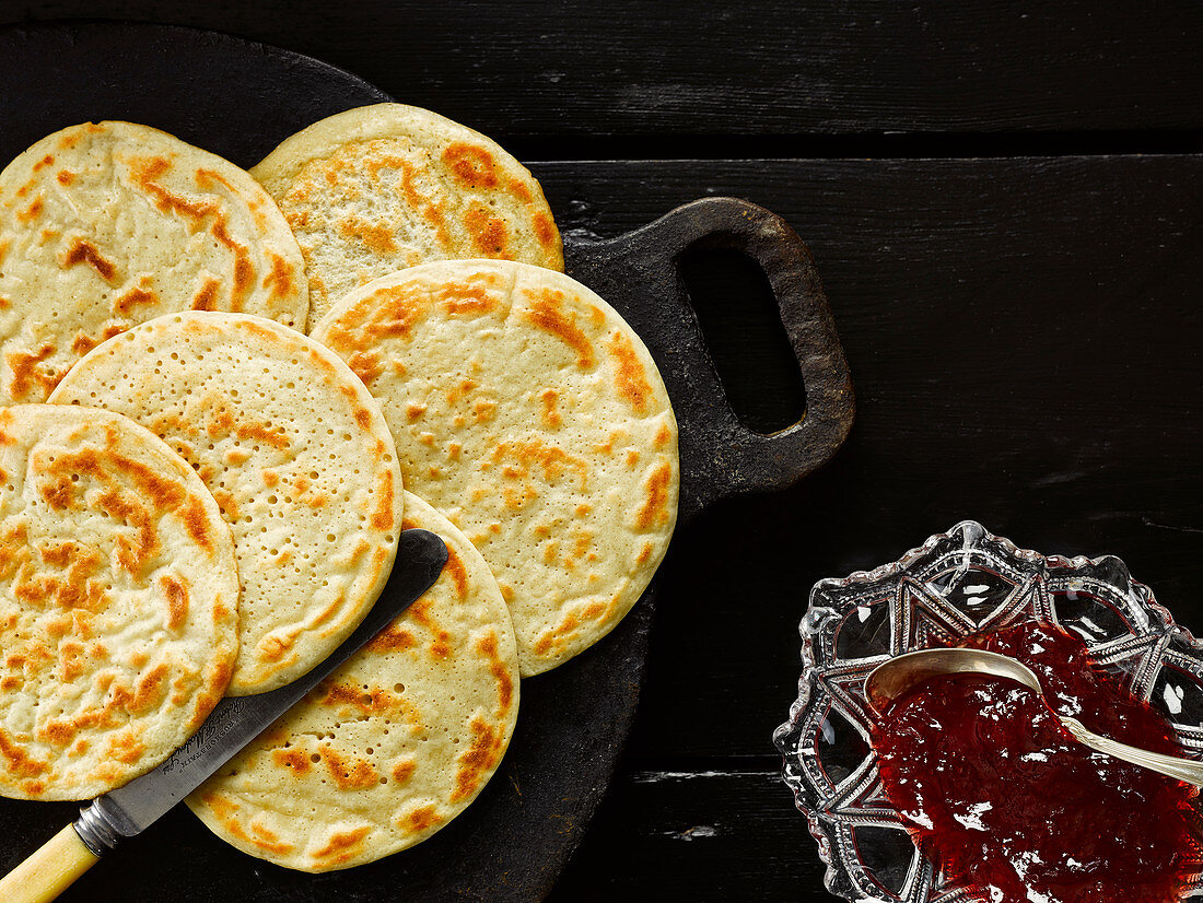 Pikelets with jam