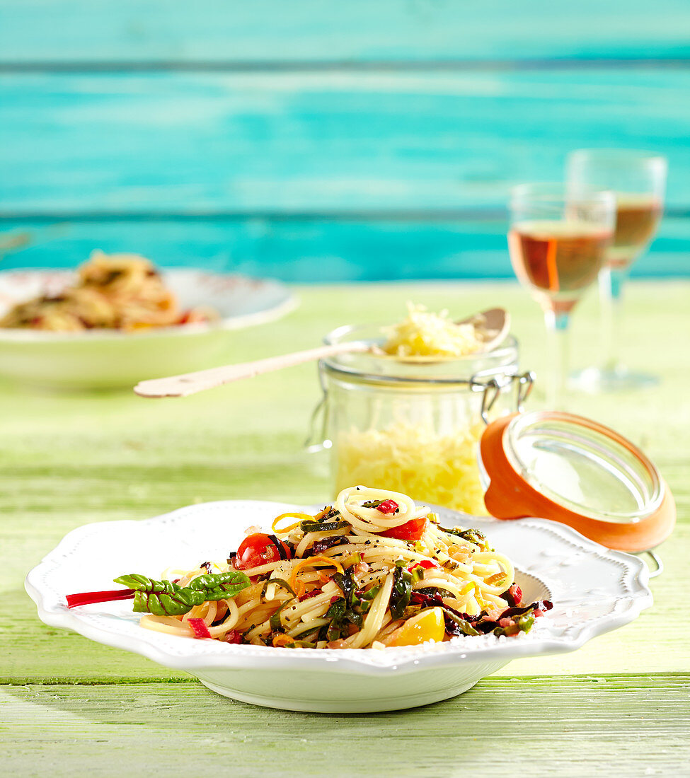 Spaghetti mit Mangold, Kirschtomaten und geriebenem Käse