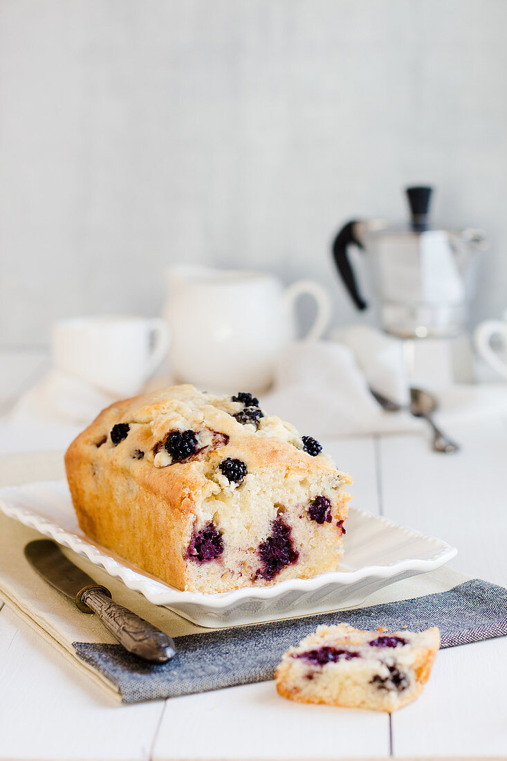 Kastenkuchen mit Brombeeren