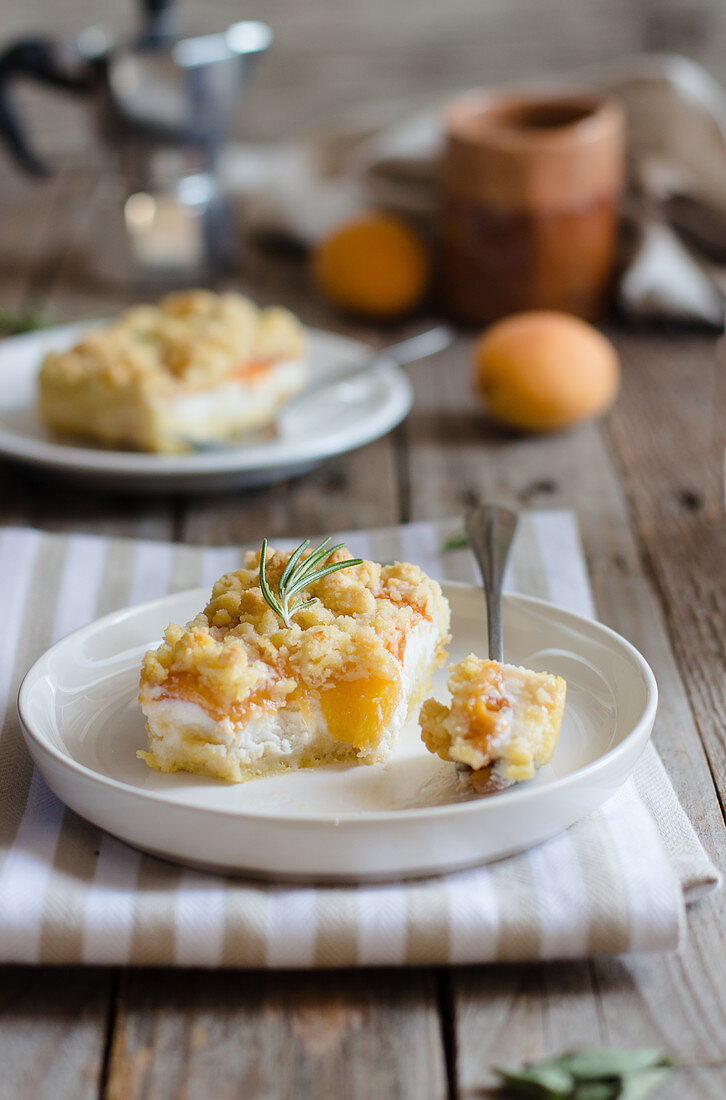 Ricotta and peaches crumble tart