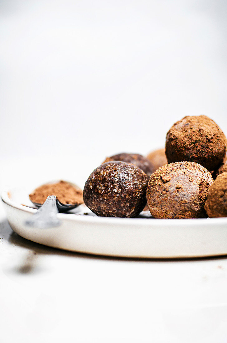 Schokoladen Energy Balls mit Haselnüssen und Kakao