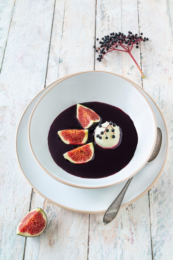 Cold elderberry soup with vegan semolina dumplings and fresh figs